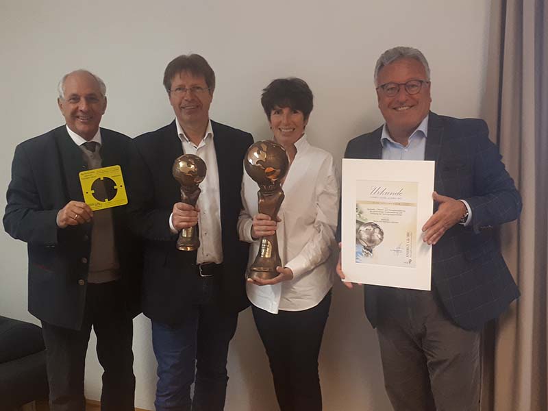 Verleihung des Energy Globes von Wolfgang Neumann und LH-Stv. Dr Heinrich Schellhorn an Maria und Matthäus Wimmer